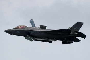 ‘자동조종’과 함께 날아간 F-35...1000억 전투기 잃어버린 美공군 '망신'