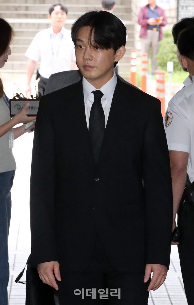 법정 향하는 유아인                                                                                                                                                                                