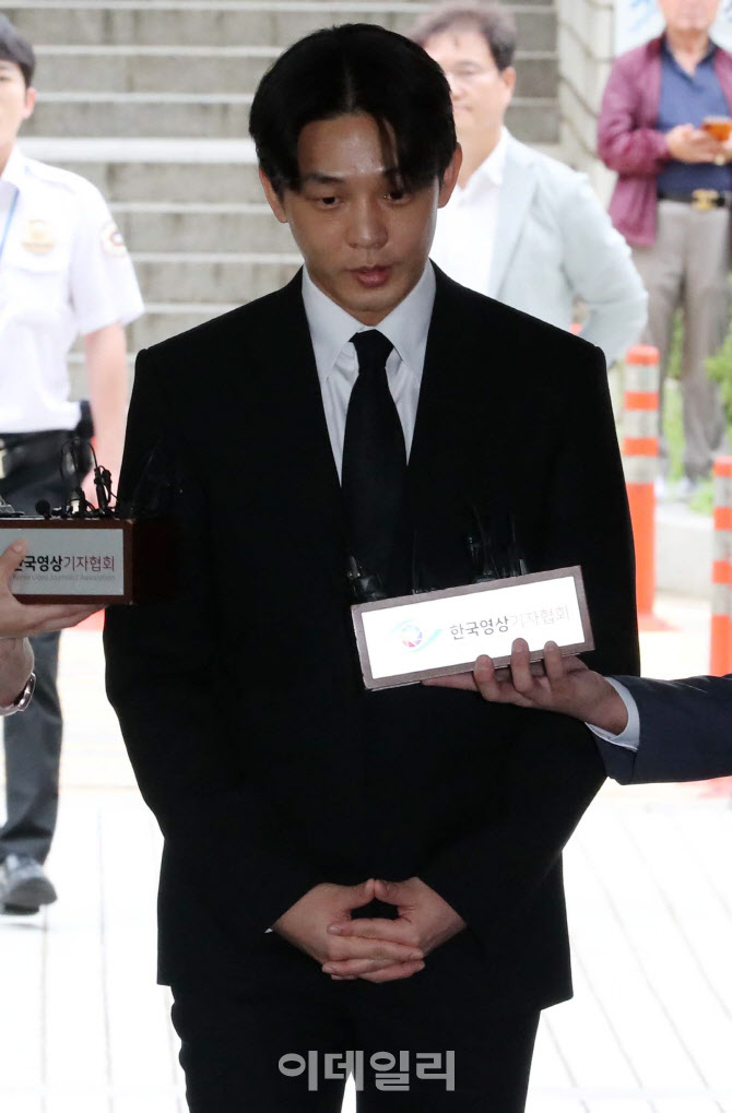 배우 유아인, 두 손 모으고 법정으로                                                                                                                                                                