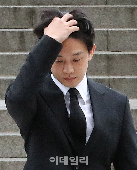 유아인 구속영장 심사 출석…"심려 끼쳐 죄송"                                                                                                                                             