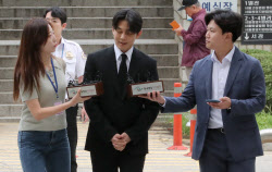 [포토]유아인, 두 번째 구속기로                                                                                                                                                                          