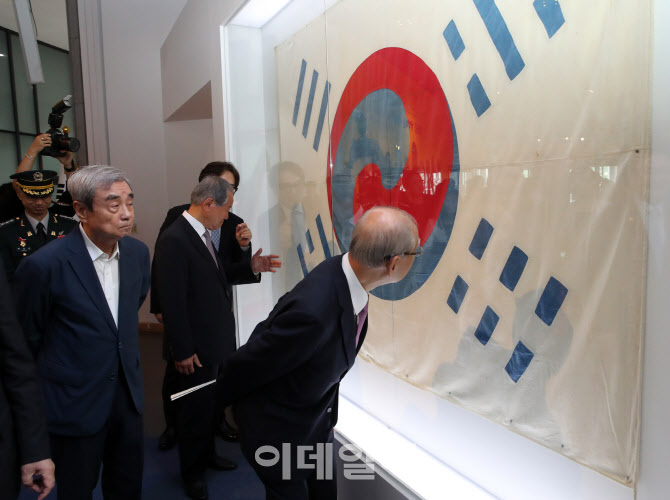  데니 태극기 살펴보는 관계자들                                                                                                                                                                    