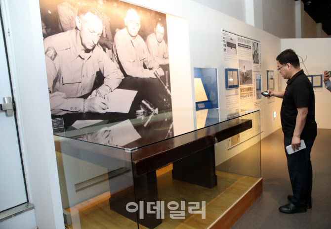  정전협정 조인 시 사용 책상                                                                                                                                                                       