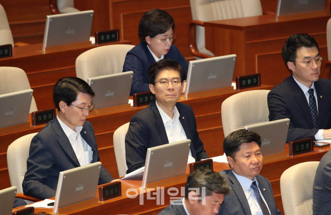 조정훈, '본회의 참석'                                                                                                                                                                   