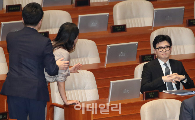 '한동훈 장관에 항의하는 이재정 의원'                                                                                                                                                    