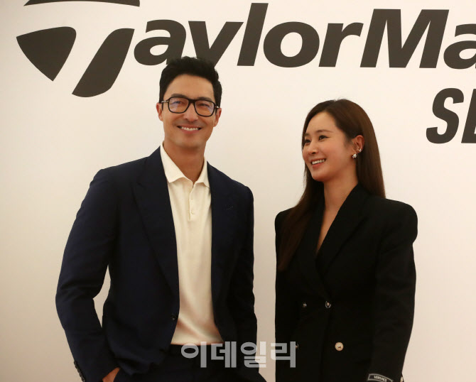  다니엘 헤니와 유리의 미소띤 포즈                                                                                                                                                                 