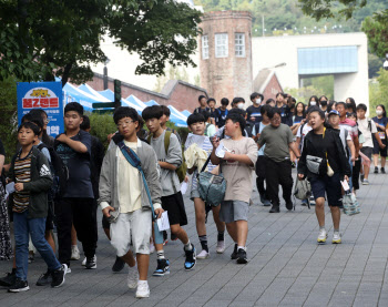 직업박람회 찾은 청소년들