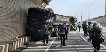 인천 지하차도서 버스·트럭 추돌사고…28명 중경상