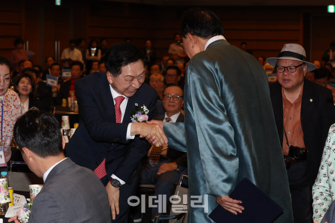 악수하는 김기현 대표-김호일 회장                                                                                                                                                                  