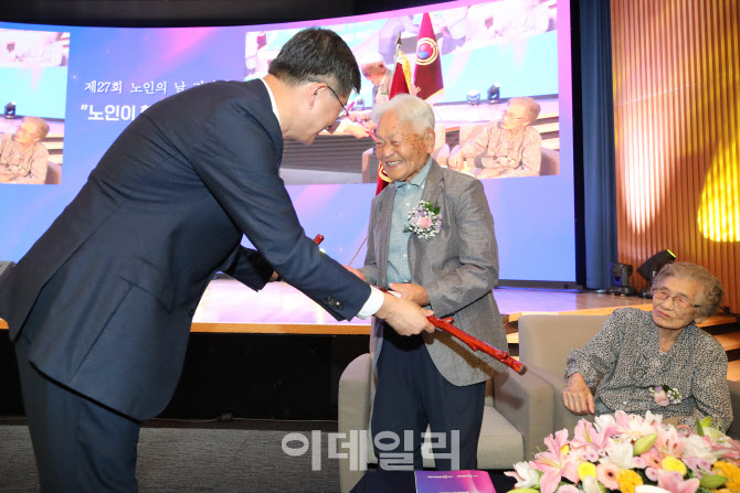 100세 어르신에게 '청려장' 증정하는 이기일 1차관                                                                                                                                         