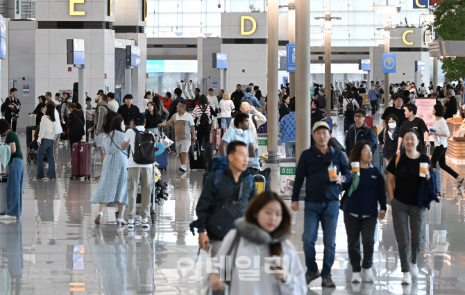 추석연휴 앞두고 북적이는 인천공항                                                                                                                                                                 
