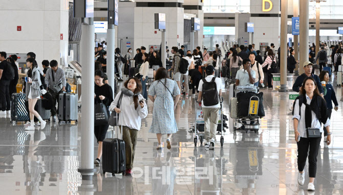 추석연휴 앞두고 북적이는 인천공항 출국장                                                                                                                                                          