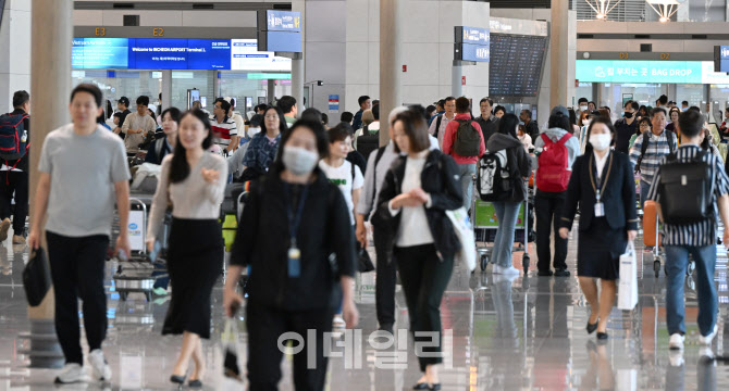 연휴 앞두고 북적이는 인천공항 출국장                                                                                                                                                              