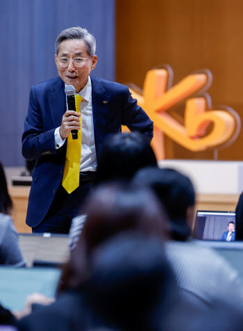 떠나는 윤종규 "리딩금융 복귀 보람…글로벌은 아쉬워"