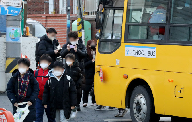 '노란버스 논란' 여전…교사에게 위약금 내라는 학교도