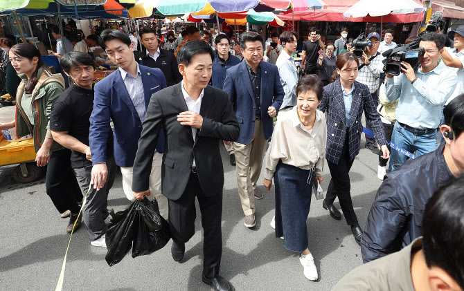  추석 앞두고 전통시장 찾은 박근혜                                                                                                                                                                 