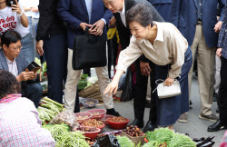 [포토] 전통시장 찾은 박근혜 전 대통령                                                                                                                                                                   