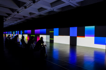 형형색색 벽·AI 산수화…신비한 '미디어아트 방'에 초대합니다