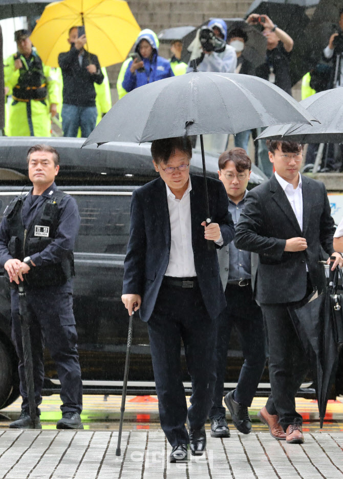 지팡이 짚은 이재명 대표, 법원 '묵묵부답' 출석… 영장심사 시작                                                                                                                           