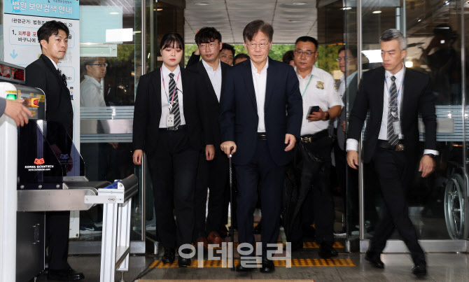법원 들어서는 이재명 대표                                                                                                                                                                         
