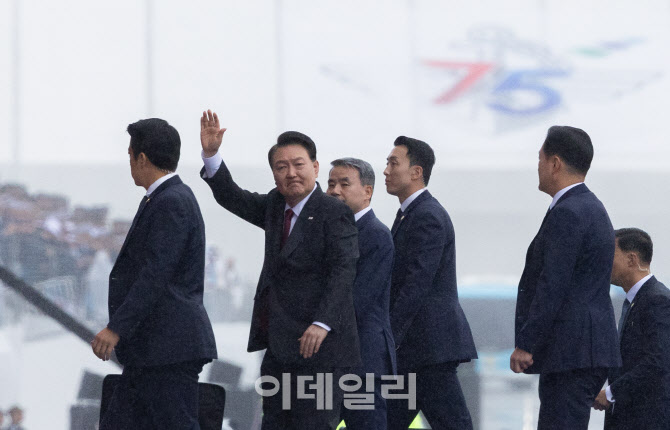 국군의날 기념식, 손 흔드는 윤석열 대통령                                                                                                                                                          