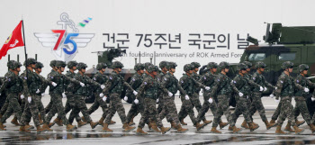 행진하는 군인들
