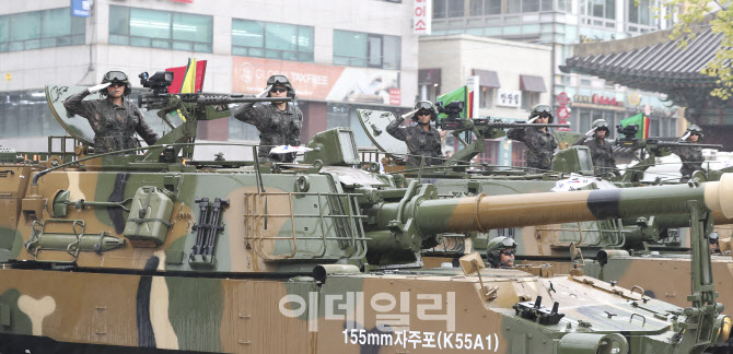 시민들께 경례!                                                                                                                                                                                    