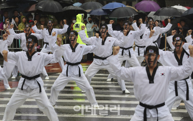 힘차게 기합넣는 국군 태권도 시범단                                                                                                                                                                