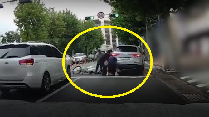 할아버지가 SUV에 깔렸다…차 놓고 달려와 들어 올린 시민들