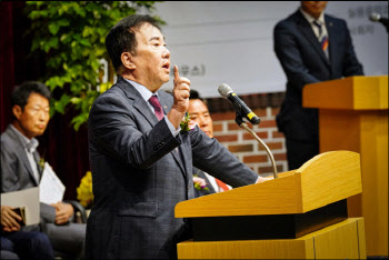 우오현 SM그룹 회장, 여주대 장학금 10억·물품 기부