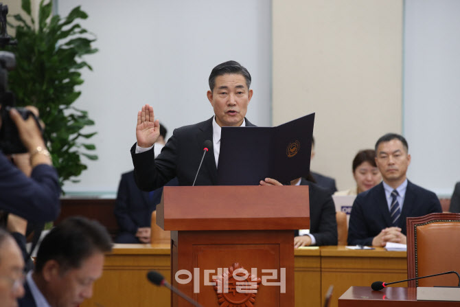 인사청문회 선서하는 신원식 국방부 장관 후보자                                                                                                                                                     