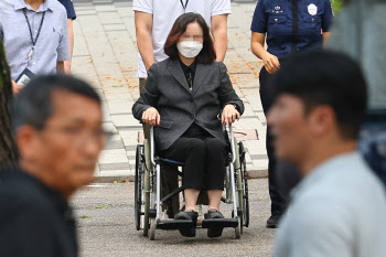 ‘자녀 입시비리’ 정경심, 가석방 출소…지지자에 손 인사도