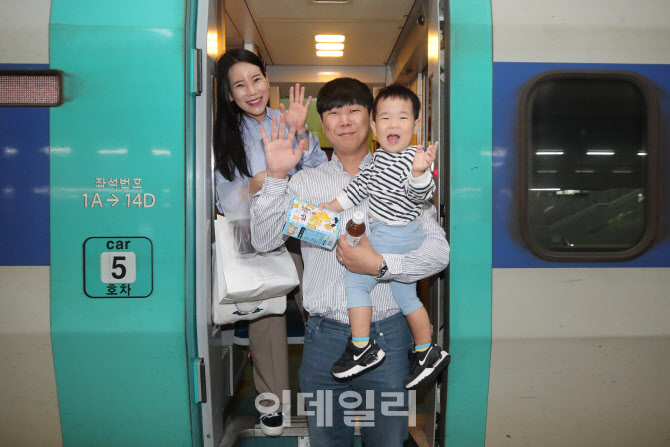 고향 가기 앞서 밝은 미소로 인사                                                                                                                                                                   