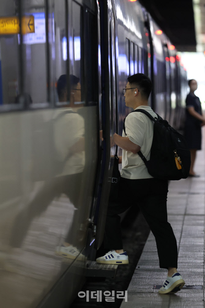 열차에 오르는 귀성객                                                                                                                                                                              