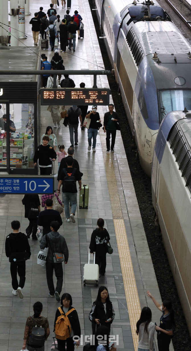 추석 앞두고 고향으로 향하는 시민들                                                                                                                                                                