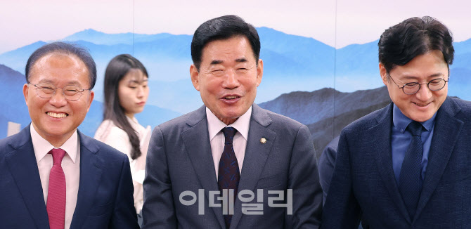 한자리에 모인 김진표 국회의장과 여야 원내대표                                                                                                                                                     