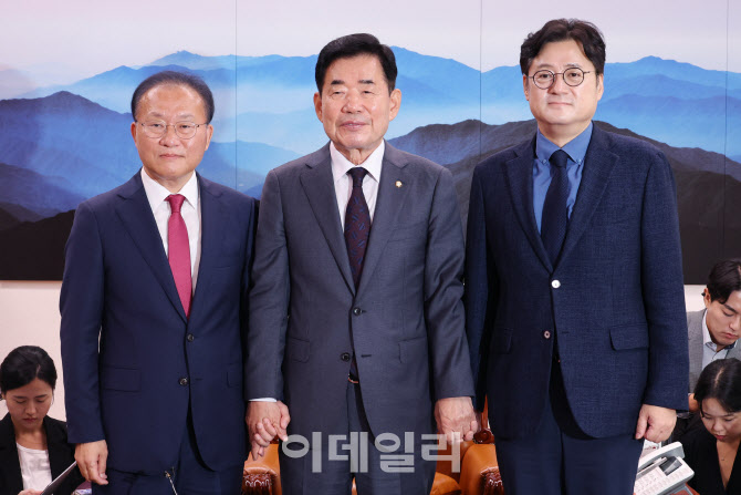 한자리에 선 김진표 국회의장과 여야 원내대표                                                                                                                                                       