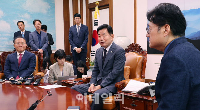 환담 나누는 김진표 국회의장과 여야 원내대표                                                                                                                                                       