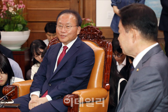 인사말하는 윤재옥 국민의힘 원내대표                                                                                                                                                               