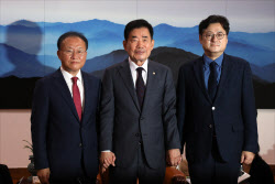 [포토]추석 앞두고 한자리에 선 김진표 국회의장-여야 원내대표                                                                                                                                             