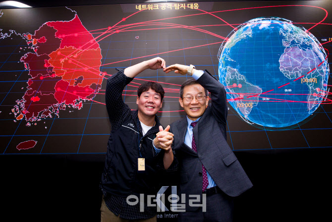 추석연휴 사이버보안 대응체계 비상 근무자 격려하는 이종호 과기부 장관                                                                                                                              