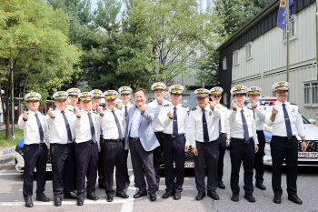 고속도로순찰대원들과 기념촬영하는 이상민 장관