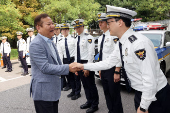고속도로순찰대원들 격려하는 이상민 장관