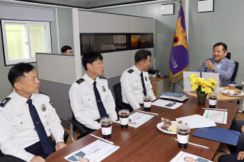 고속도로순찰대원들 격려하는 이상민 행안부 장관
