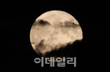 한가위 보름달, 저녁 7시 뜬다...밤 11시37분 가장 높아
