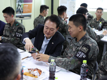 尹, 국군의날 맞아 전방부대 시찰…"안보와 경제는 하나"