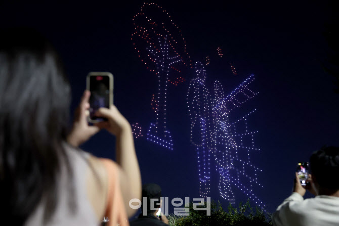 시민들 눈길 사로잡는 드론쇼                                                                                                                                                                       