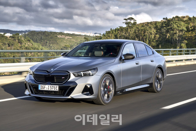 '괴물 전기차' BMW 5시리즈 최초 전기 세단.."우주선을 탄 듯"