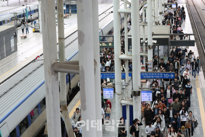 서울역 귀경객들로 북적                                                                                                                                                                            