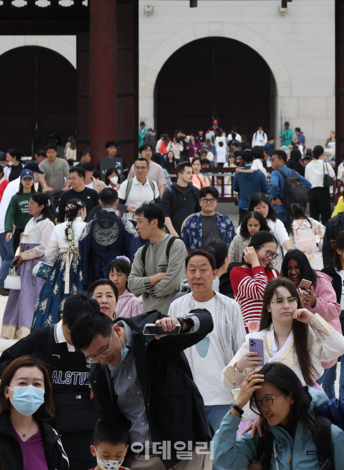 추석 연휴 마지막 날, 경복궁 북적                                                                                                                                                                  